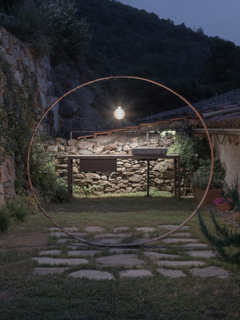 Cucina esterna su misura con struttura circolare e illuminazione integrata, progetto outdoor a Borgofranco d’Ivrea