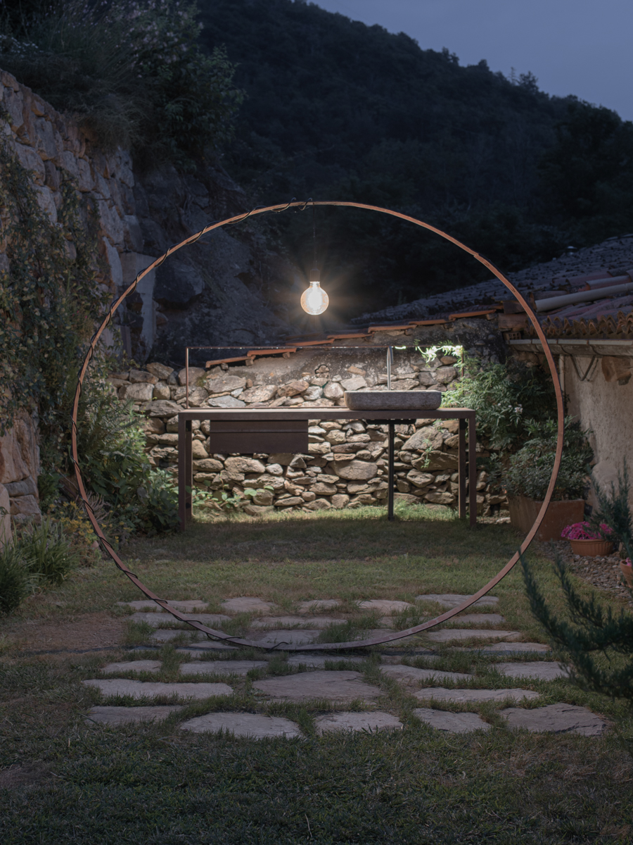 Cucina esterna su misura con struttura circolare e illuminazione integrata, progetto outdoor a Borgofranco d’Ivrea