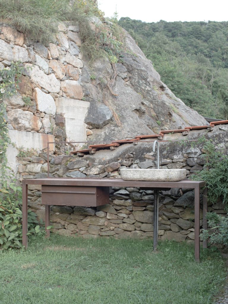 Cucina esterna in ferro e resina inserita nel paesaggio, progetto outdoor a Borgofranco d’Ivrea