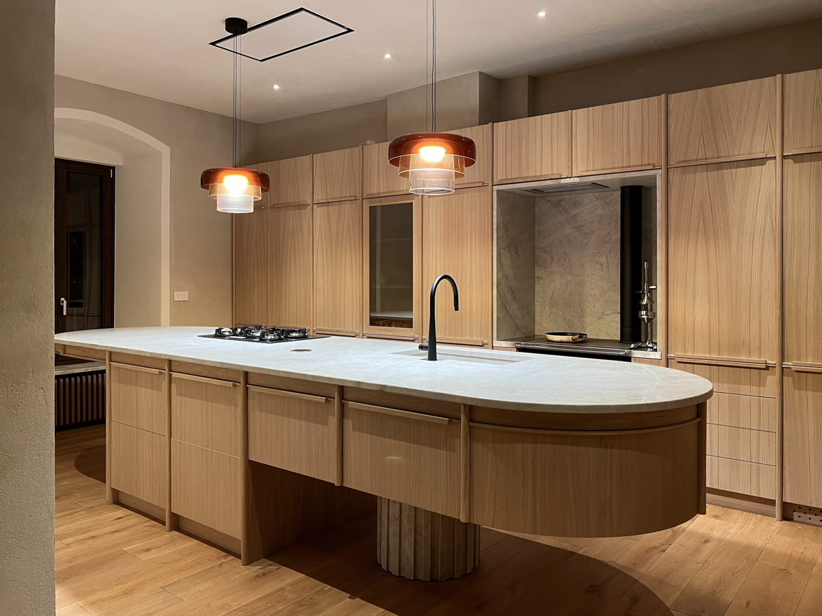 Isola centrale in rovere e marmo Taj Mahal