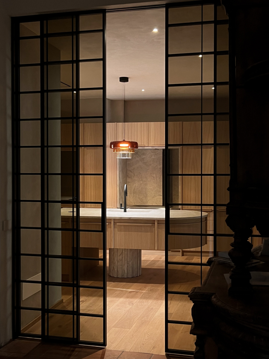 Arredi retrostanti e stufa cucina integrata