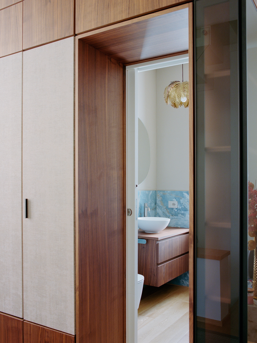 Dettaglio bagno con carta da parati e marmo