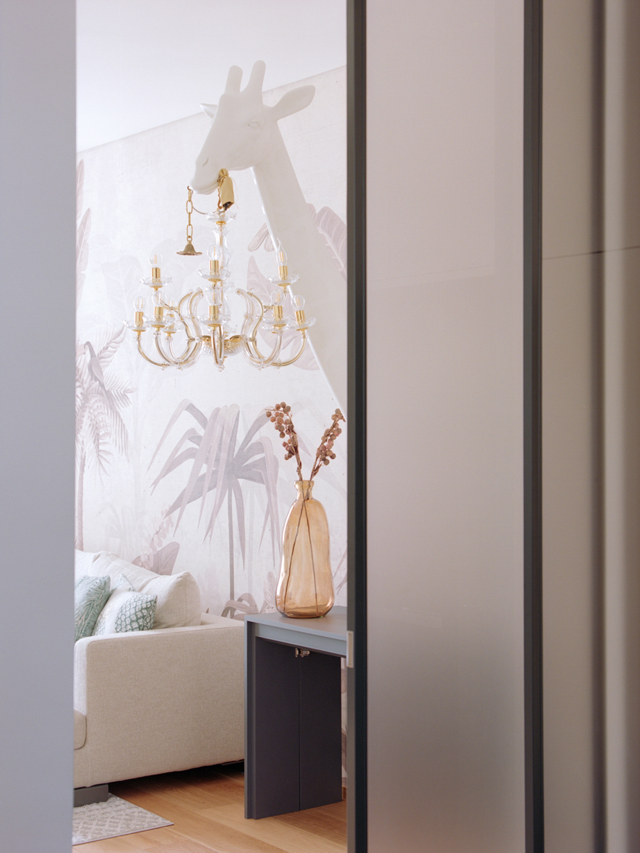 Porta scorrevole in vetro e giraffa Qeeboo