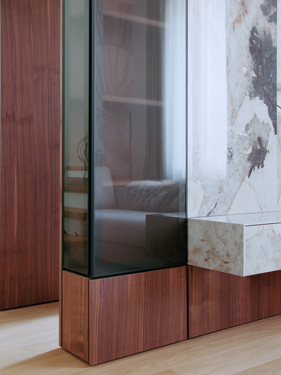 Dettaglio vetrina porta GIN e mobile porta TV in canaletto e patagonia