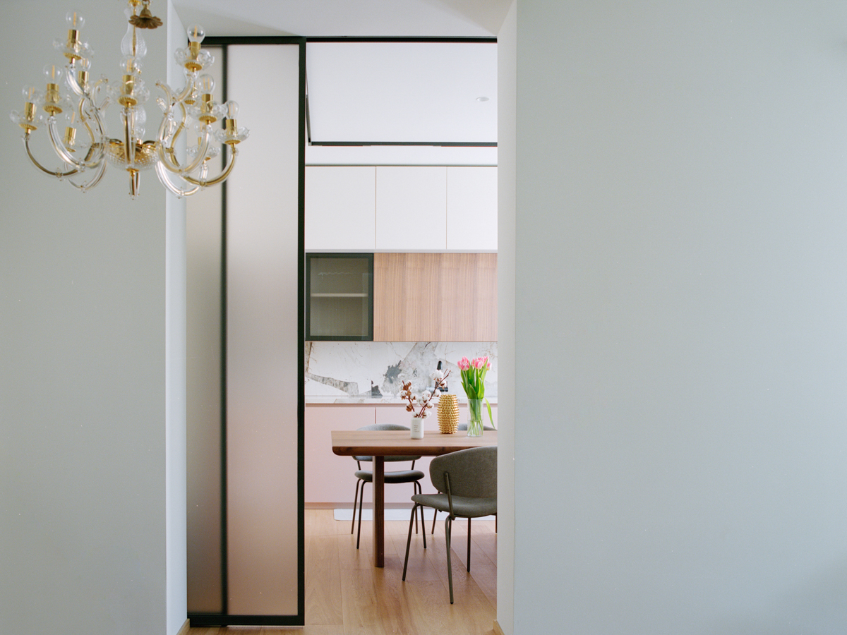 Vista frontale cucina con finiture color pesca