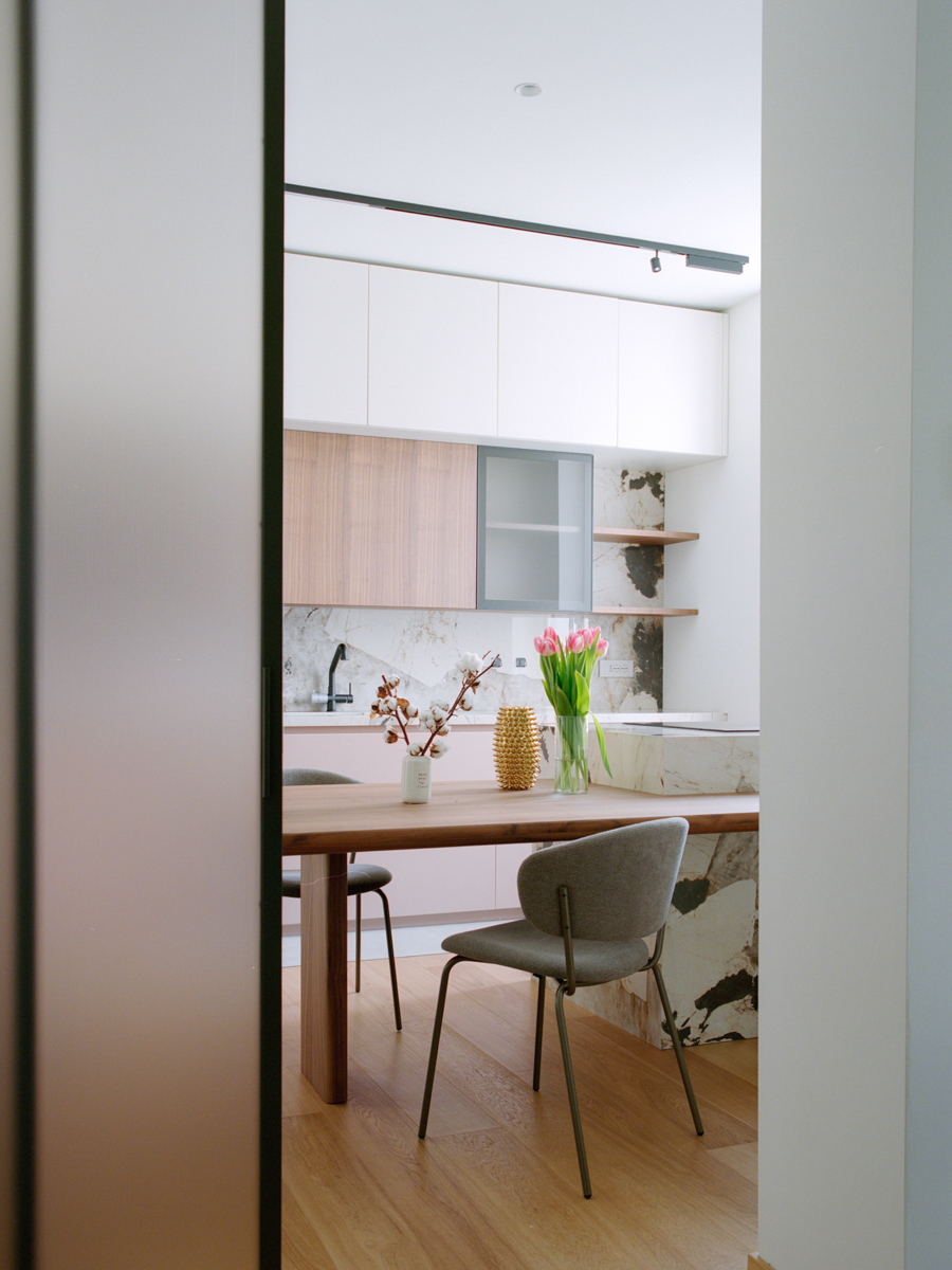 Cucina su misura con isola in marmo Patagonia, Cusano Milanino