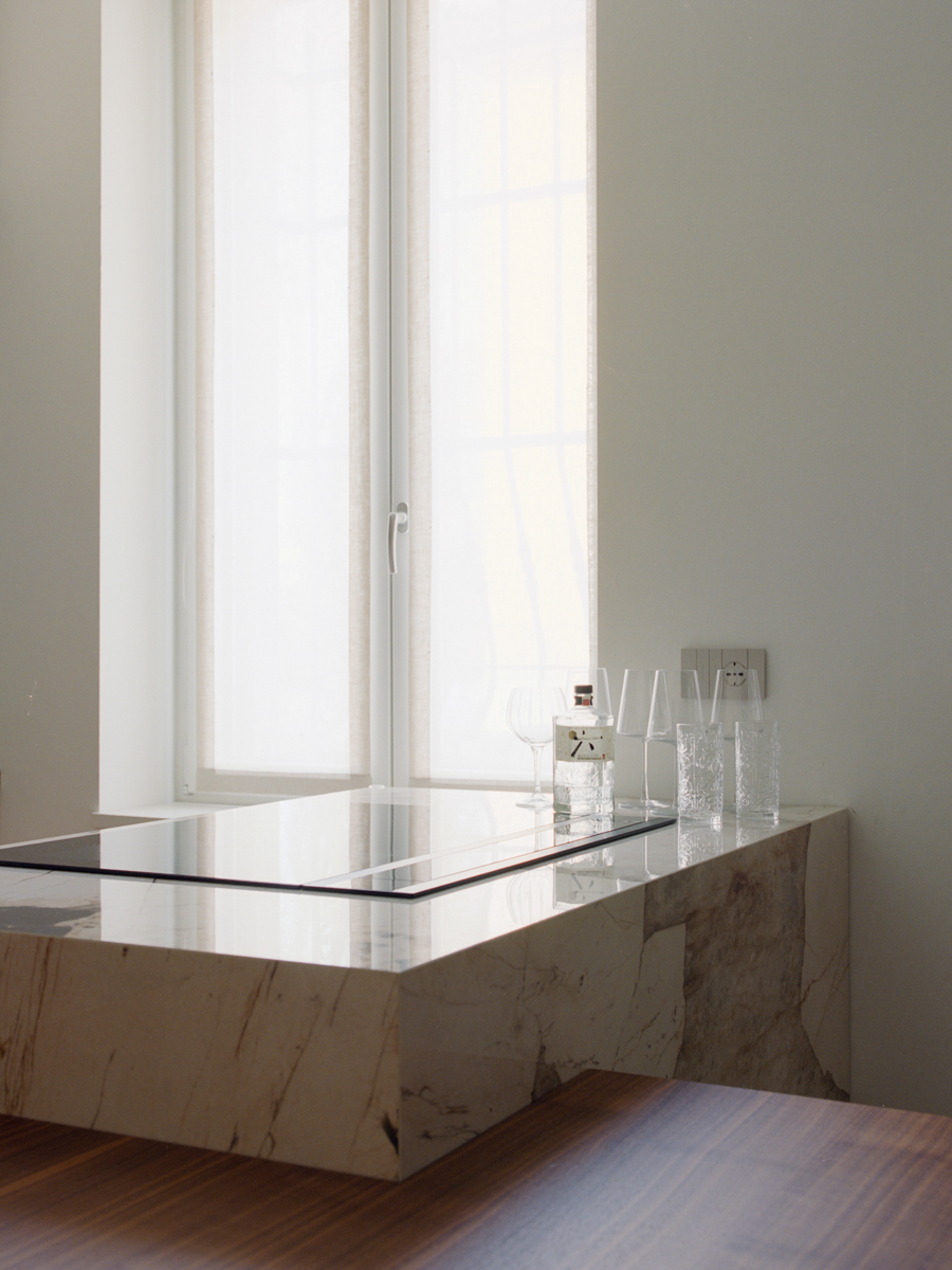 Dettaglio isola cucina e superfici in marmo Patagonia