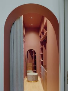 Cabina armadio con rivestimento rosso scuro