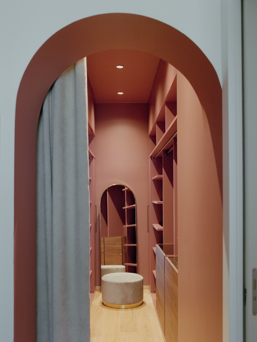 Cabina armadio con rivestimento rosso scuro