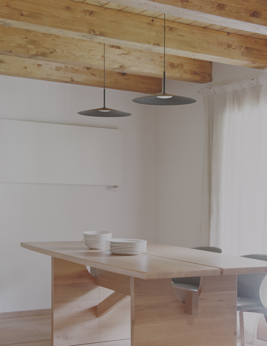 Tavolo da pranzo in legno massello sotto travi a vista