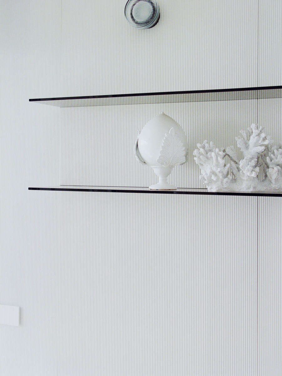 Dettaglio della boiserie in legno bianca nella zona giorno