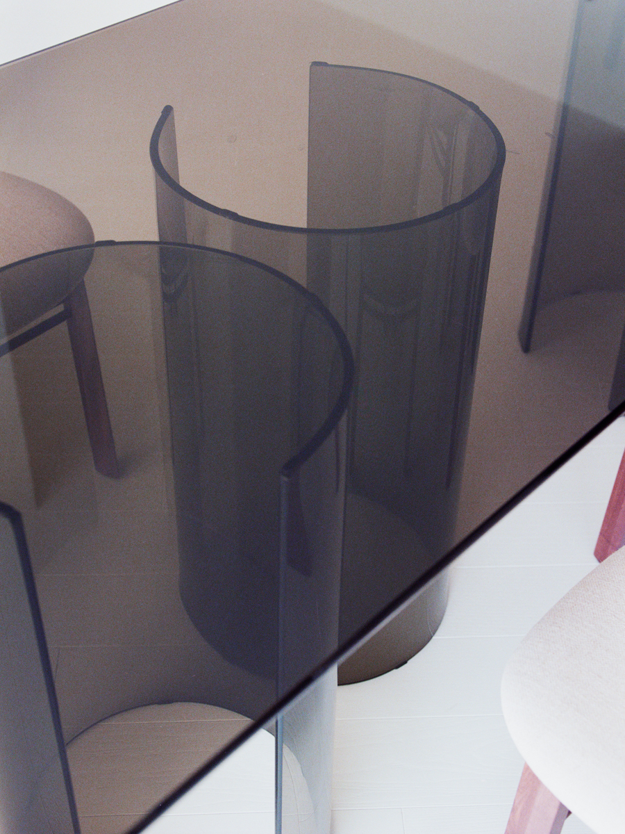 Tavolo in vetro FIAM nella zona pranzo dell’attico con vista sul porto di Varazze