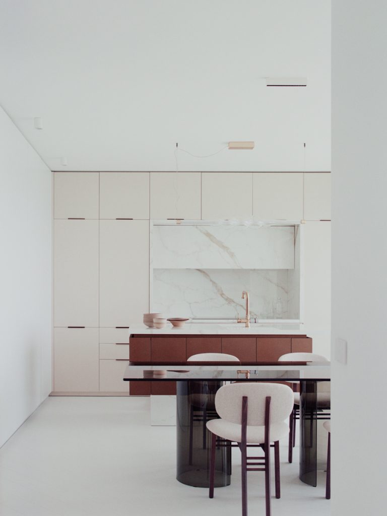 Cucina con isola e affaccio diretto sul porto di Varazze