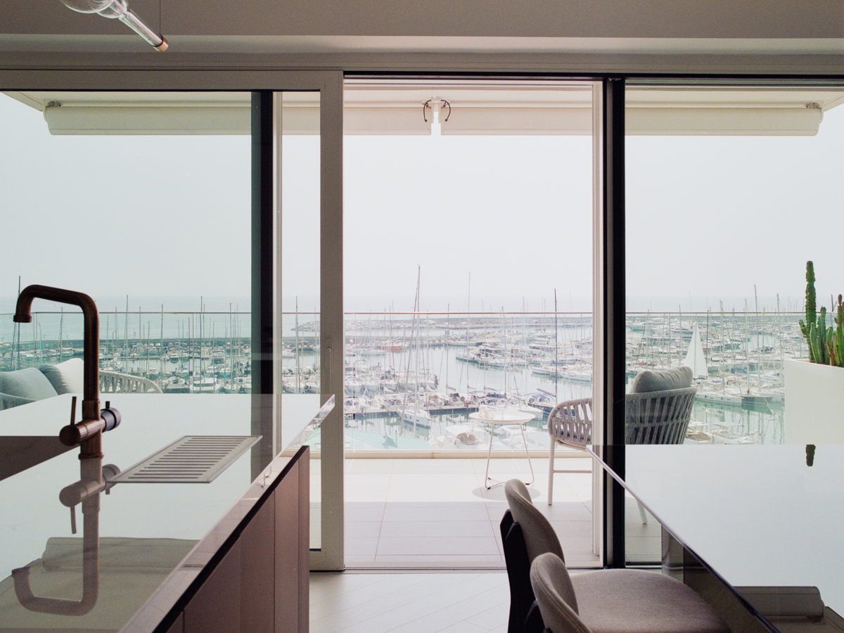 Apertura vetrata verso la terrazza con vista sul porto di Varazze
