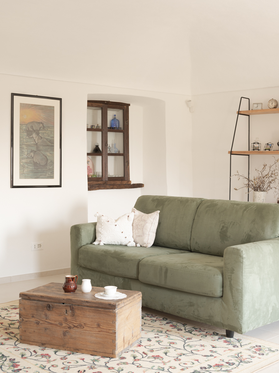 Zona soggiorno con arredi originali restaurati e superfici chiare